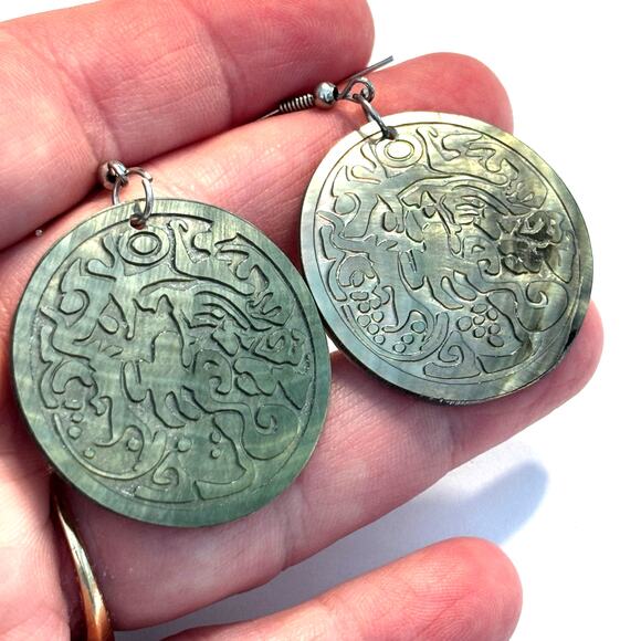 Carved shell pierced earrings drop & dangle disk rounds pearl-gray iridescent - Picture 5 of 5